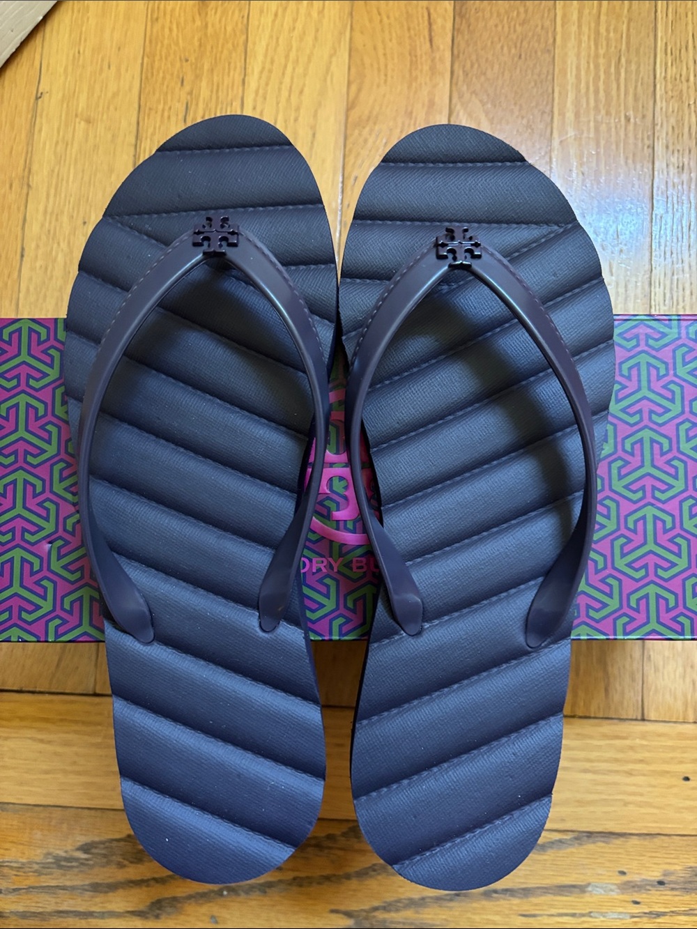 Tory Burch Deep purple Kira Quilted Logo Flip Flop size 8 brand new